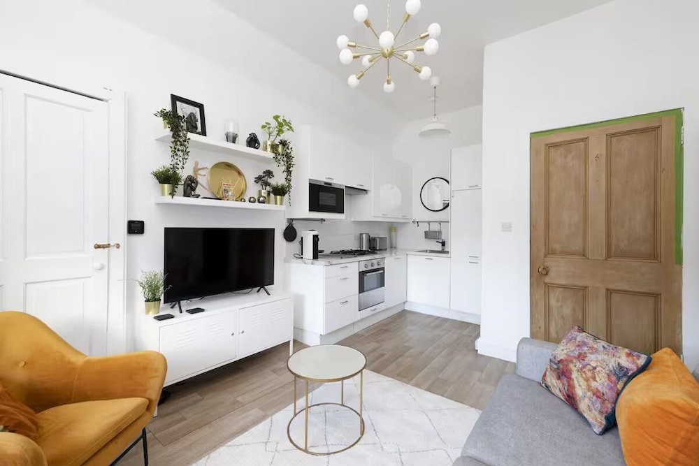 Bright and Modern Flat with desk