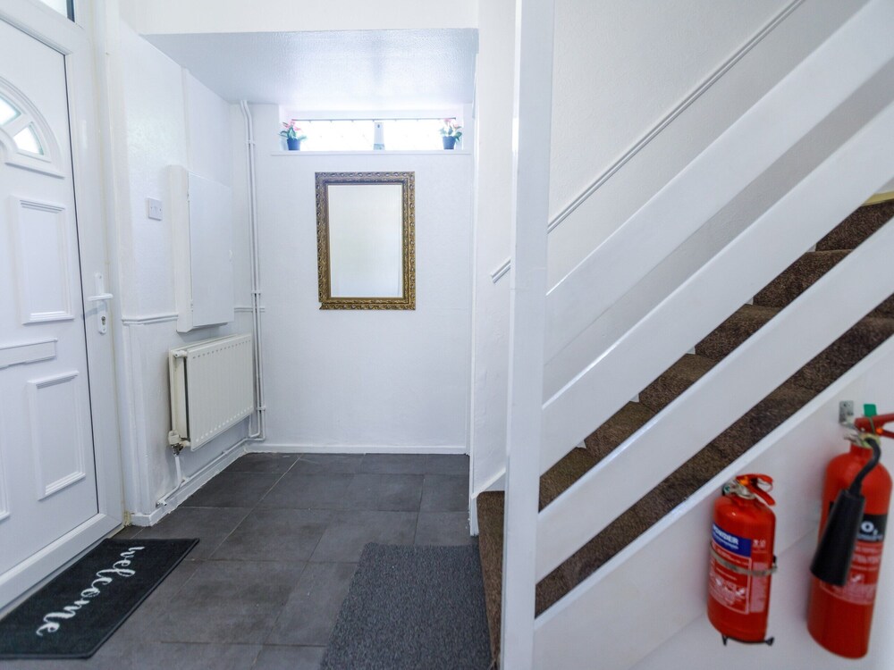 Inviting 3-bed House in London, Stay up to 6