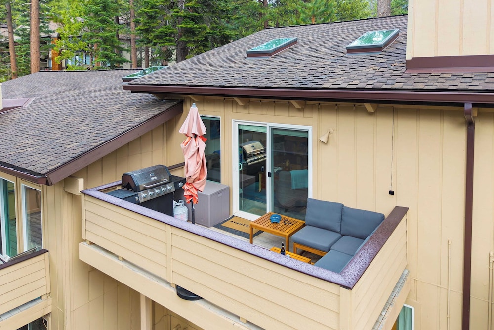 Ski Way by Avantstay Cozy Tahoe Home w/ Fireplace & Balcony