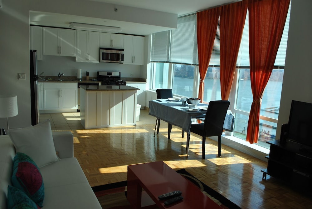 Hudson Suites at Newport