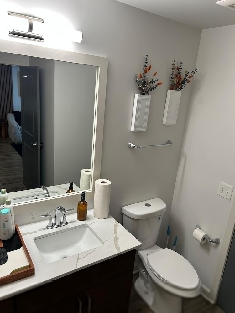 Mid-town Luxury Apt High Rise Gym Pool Parking
