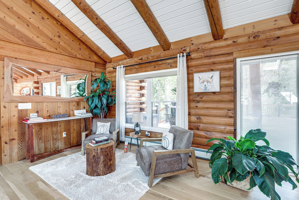 Deck, Sauna & Fire Pits: Upscale Belle Mead Cabin