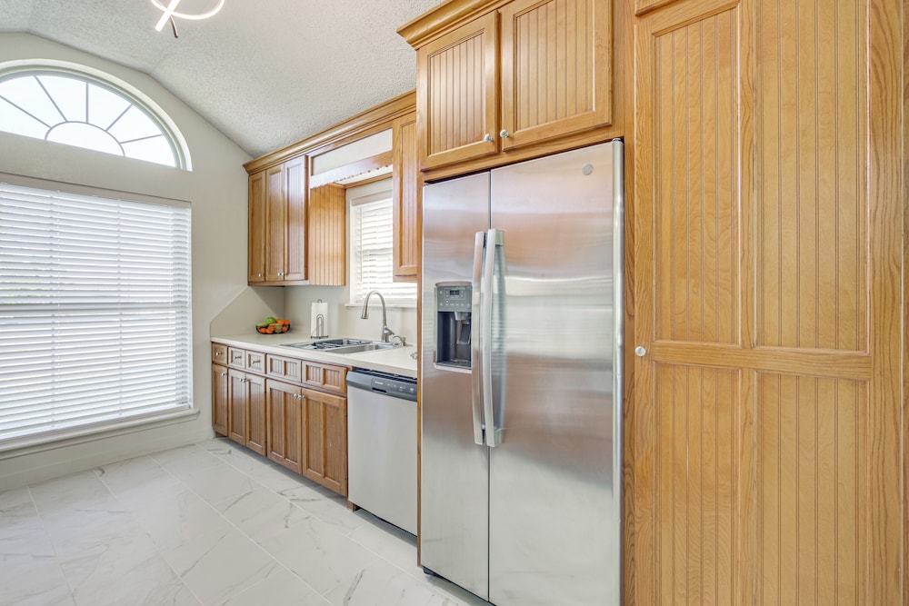 1 Mi to Lake Jacksonville: Pet-friendly Home