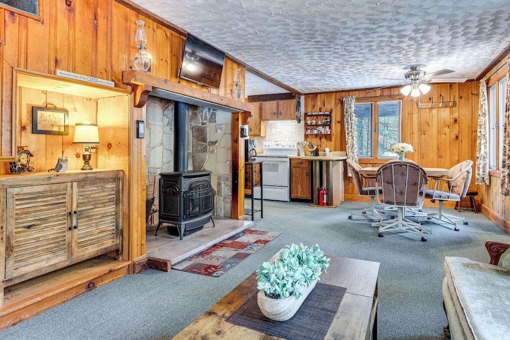 2 Mi to Ossipee Lake: Forest-view Sanctuary!
