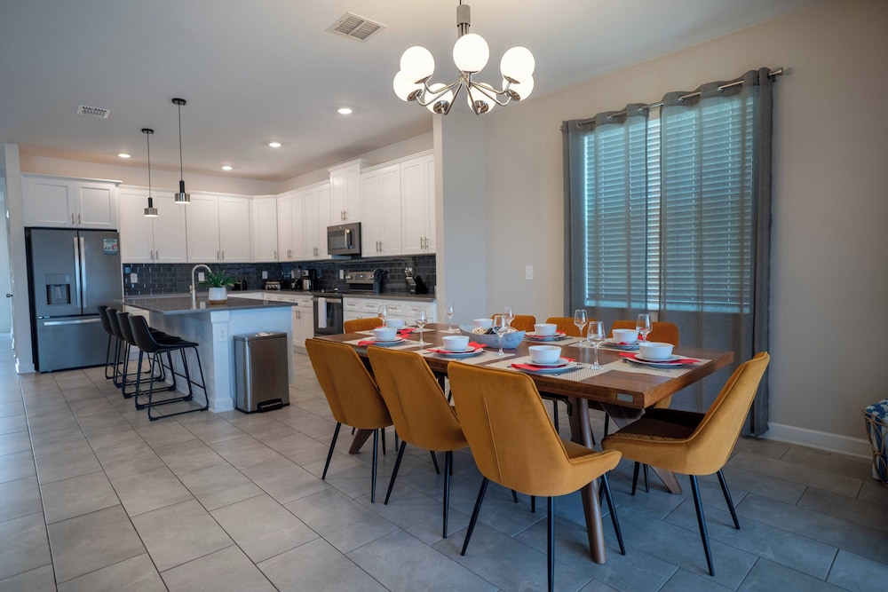 6BR Luxury Pool Home Near Disney Champions
