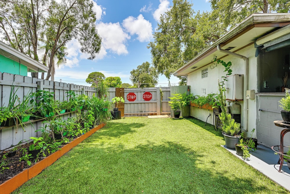 Outdoor Entertainment Area: Clearwater Condo!