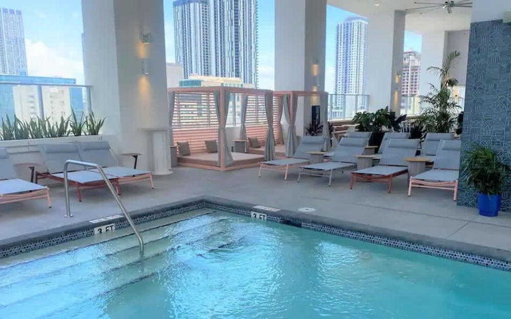 Relax Above Miami Skyline Views Gym Pool