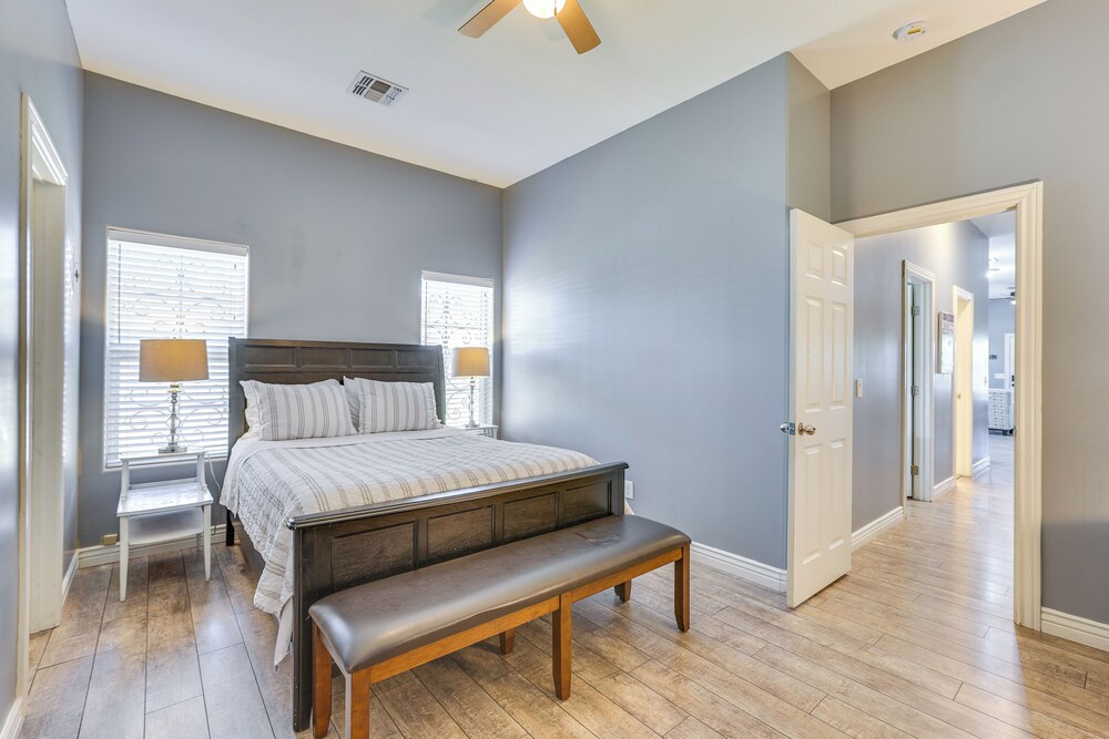 Apartment 2 Mi to Chase Field & PHX Arena!