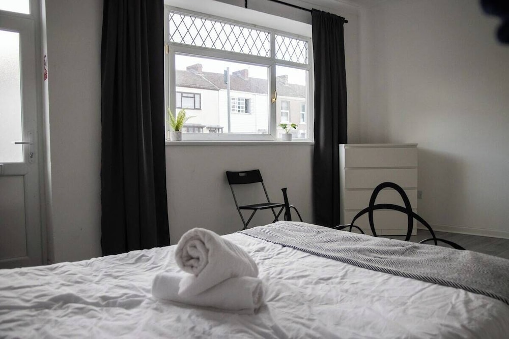 City Centre 6-bed Swansea Getaway