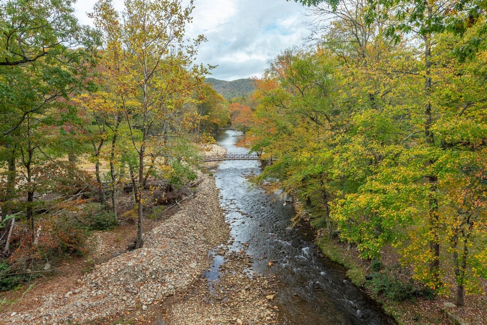Riverfront Sanctuary Your Mountain Getaway