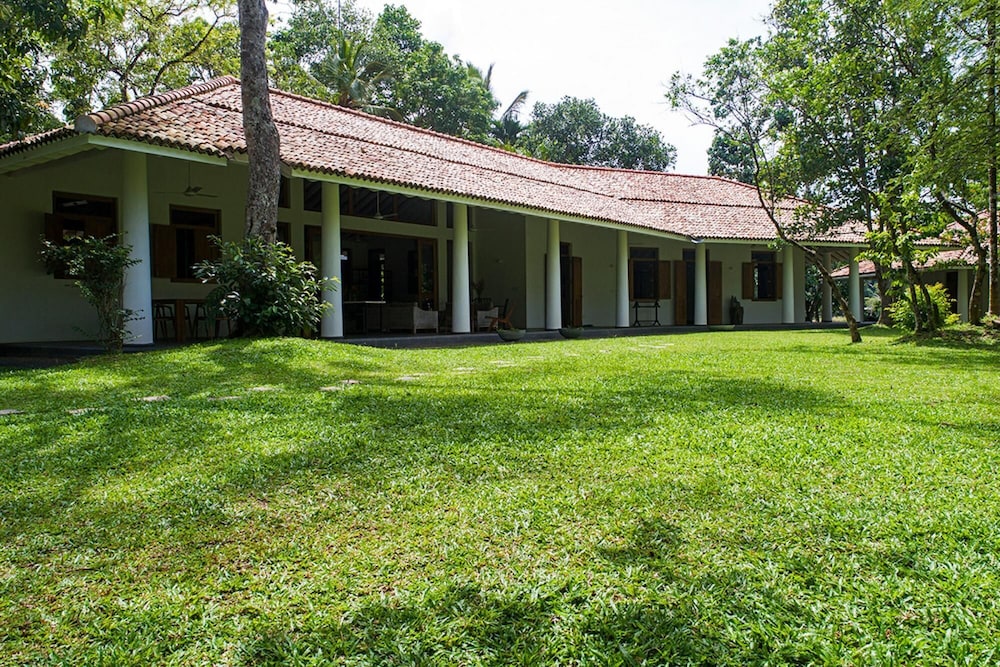 Family House With Large Garden In A Peaceful Setting view 3