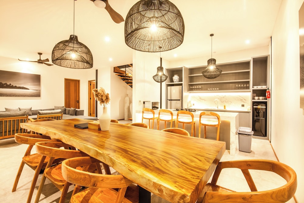 Seaside Escape: 4BR Villa, 190m to Canggu Beach