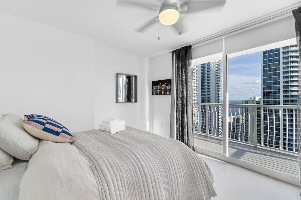 Luxury Apartments W Pool & Ocean views