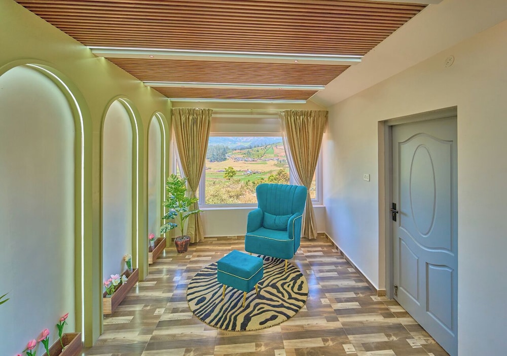 Vihani's Western Clouds by VOYE HOMES
