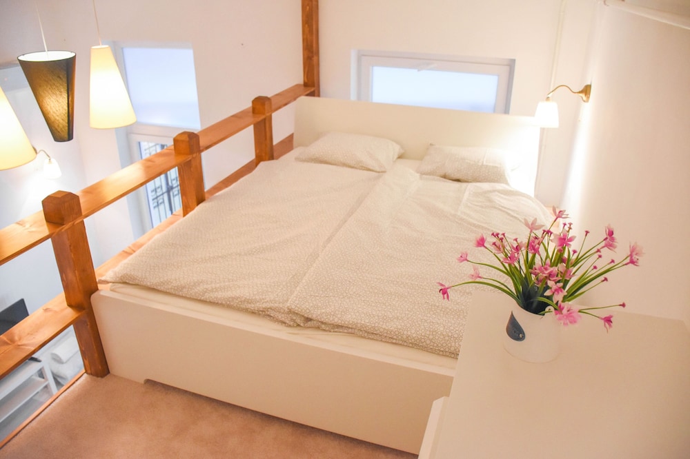 Cosy flat with balcony view 2