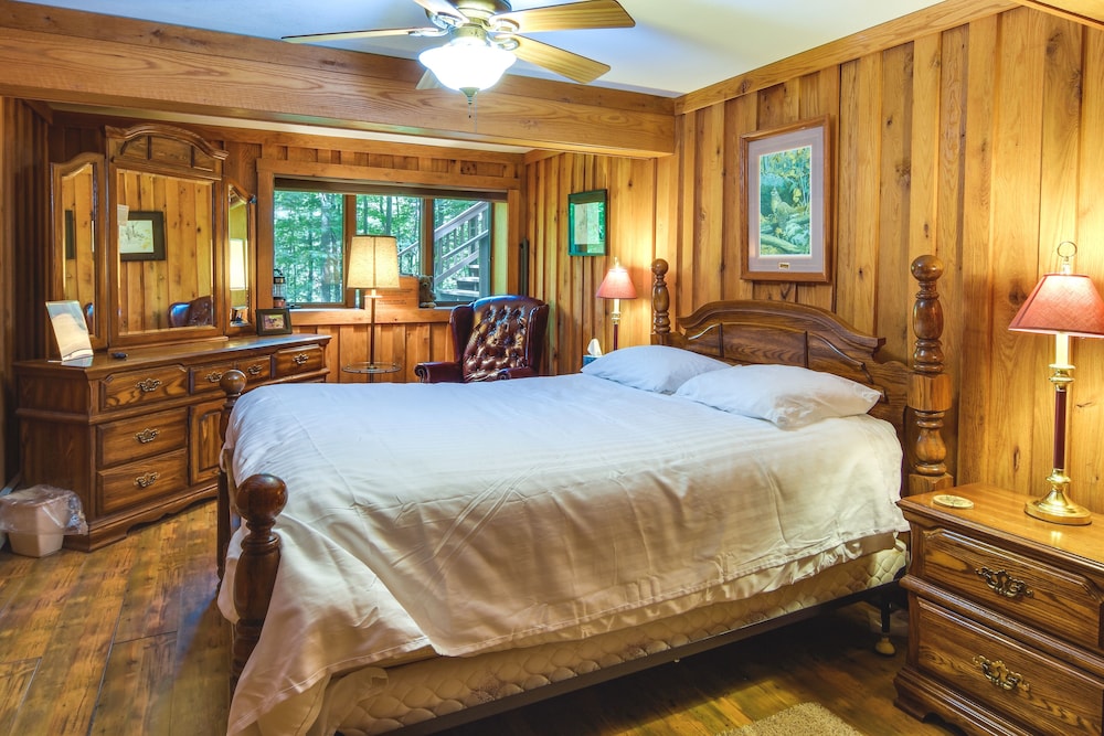 Resort Amenities: Family-friendly Dubois Cabin view 3