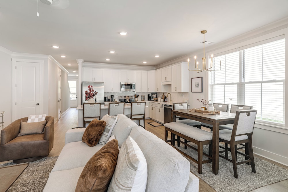 3 Mi to Ole Miss, New Build: Inviting Townhome!