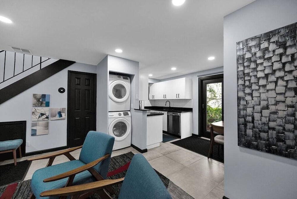 Luxury 2-bedroom Villa in Wilton Manors view 2