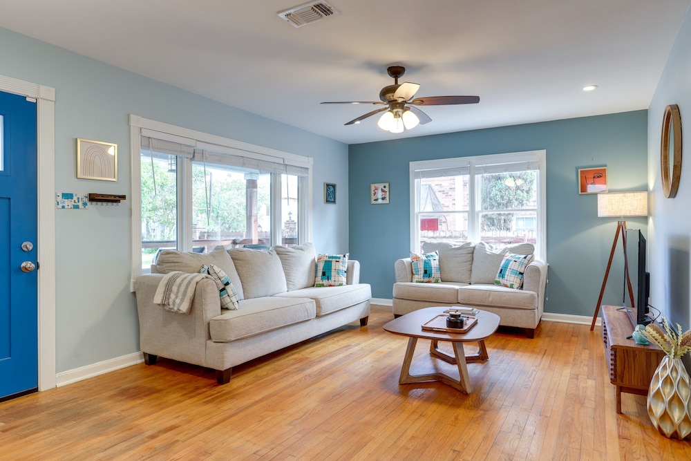 Near Beach & Attractions: Home in Galveston!