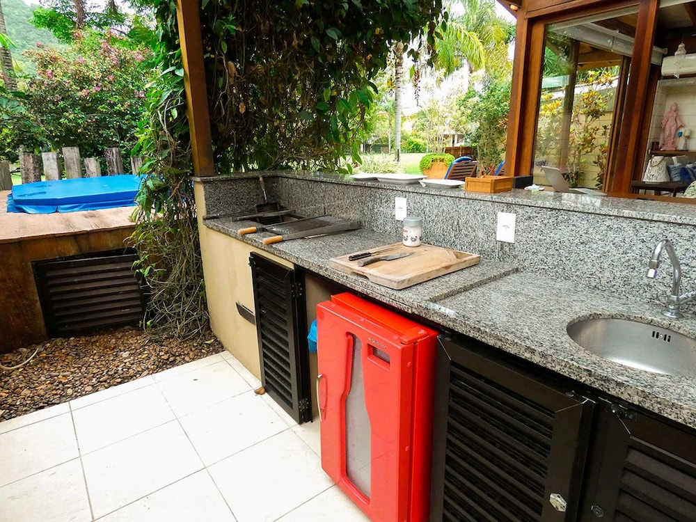 Casa c Wi-fi Jacuzzi e Churrasqueira em Guaec SP