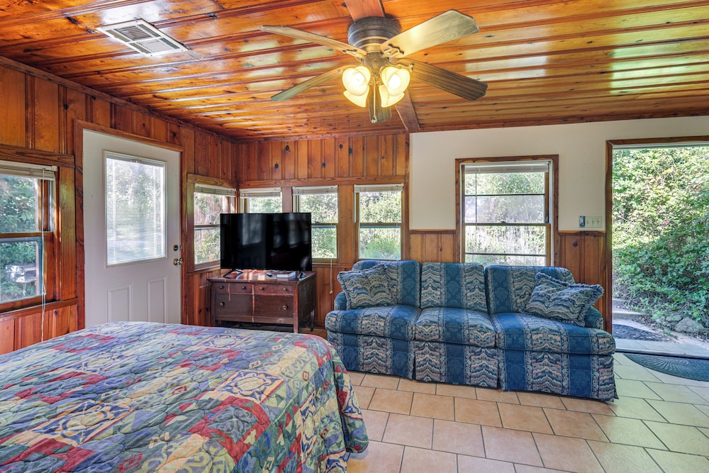 2 Mi to Fishing on Lake Whitney: Cottage w/ Deck
