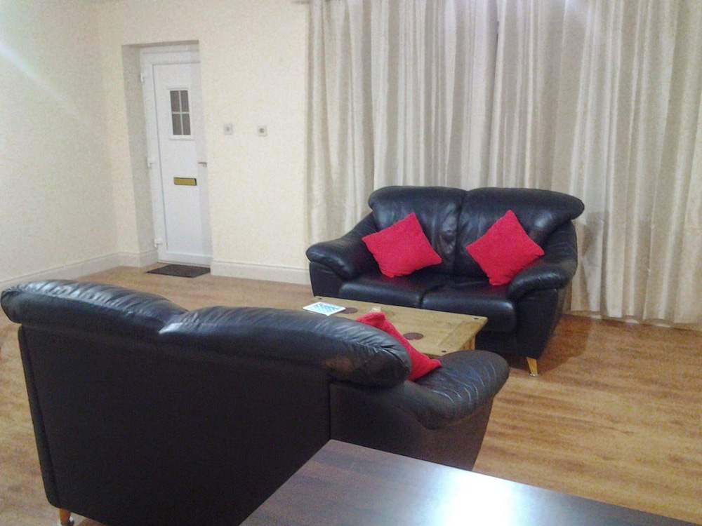 Galway 2-bed Apt, Sleeps 4, 5-min Walk to Station