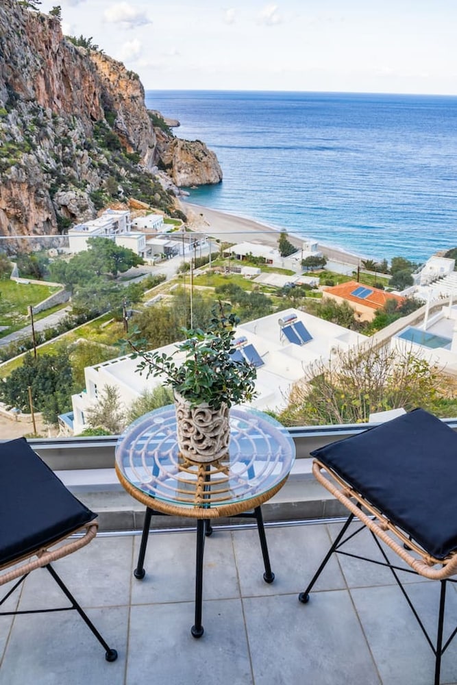 Yploui Suites 1 in Kira Panagia