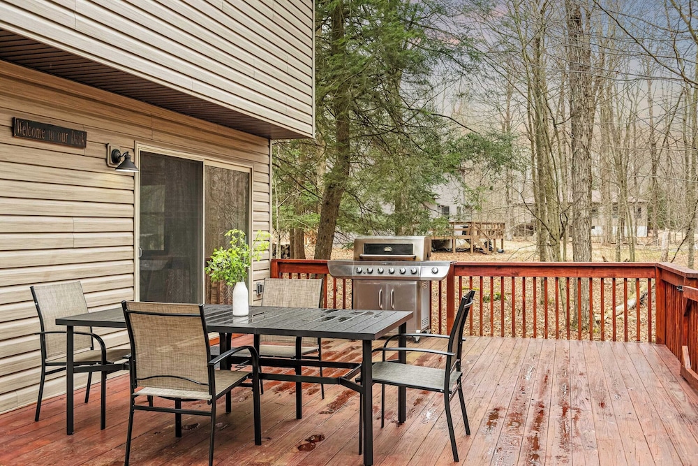 Rustic-chic Escape w/ Hot Tub, Fireplace & Nature Views Pine Woods Loft