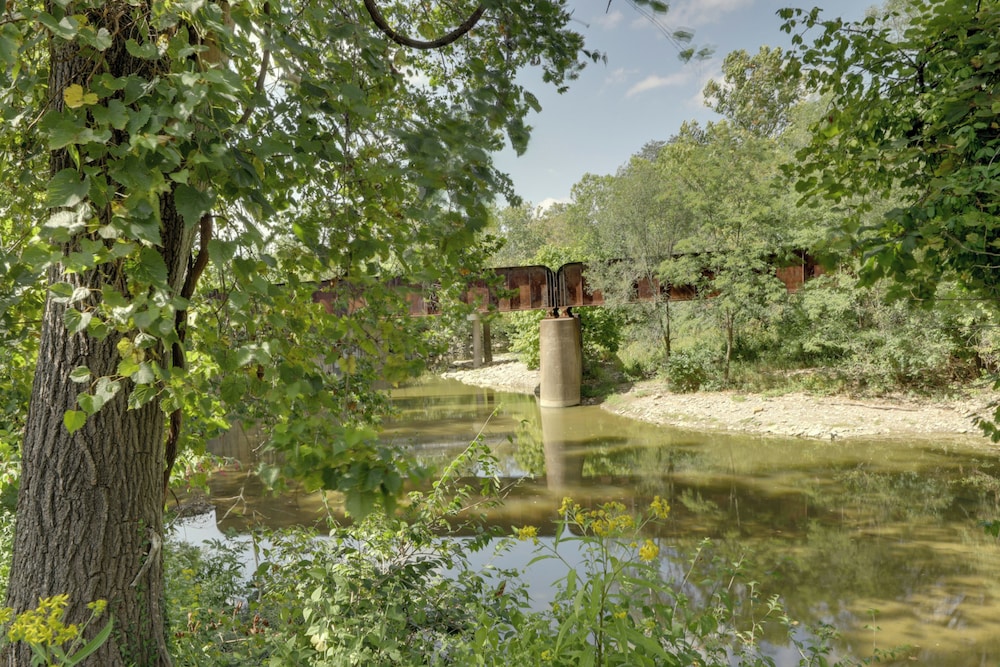 1 Block to Loveland Bike Trail: 'the Frog Man Inn'