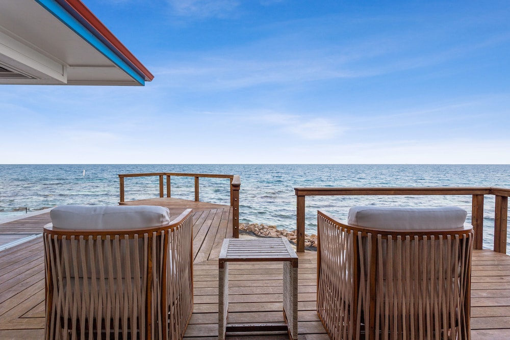 Ray Caye Private Island Resort