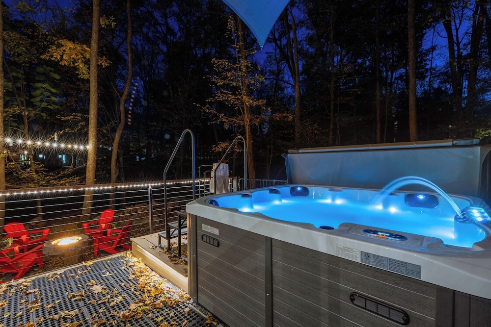 Hot Tub, Lake Access + Community Amenities Somerset Lodge by Avantstay view 5