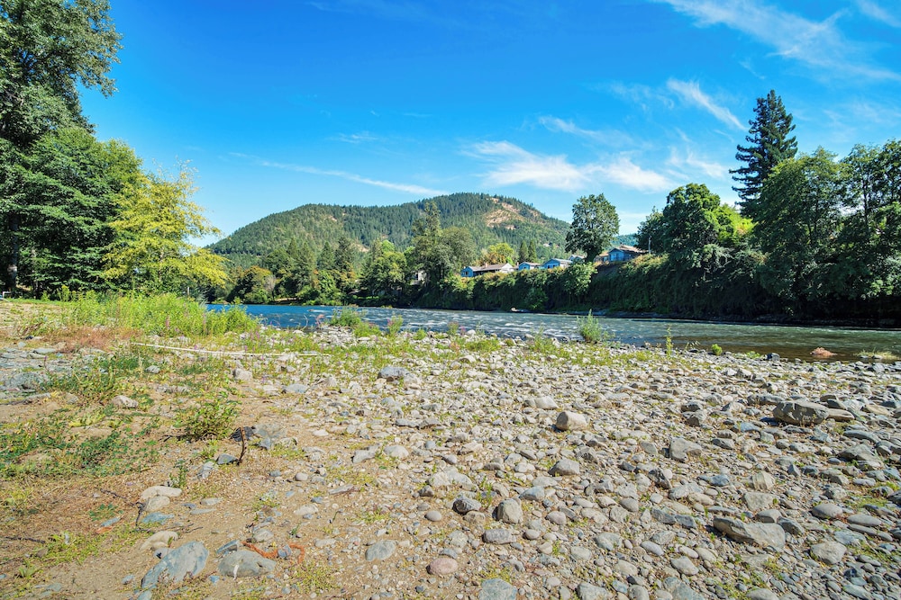 Lovely Riverfront Grants Pass Home: Pool & Hot Tub