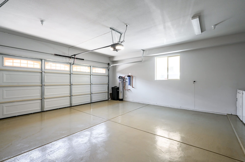 Modern Spacious Home Bright Family Group Friendly