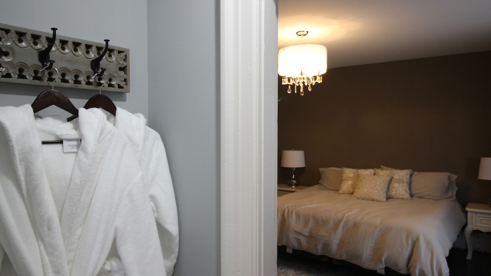 Maplehurst Manor B&B