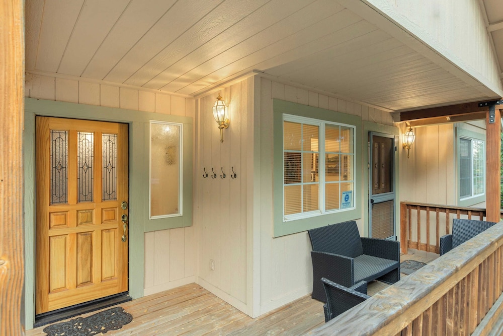 Alpen Drive by Avantstay Private Deck and Views