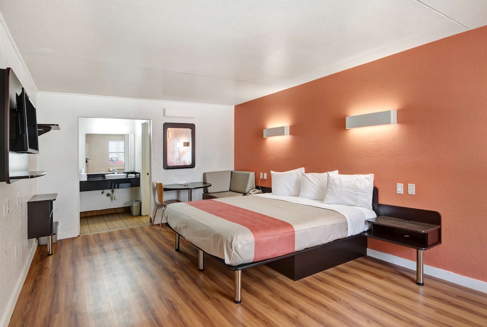 Motel 6 Dallas, TX - Forest Lane