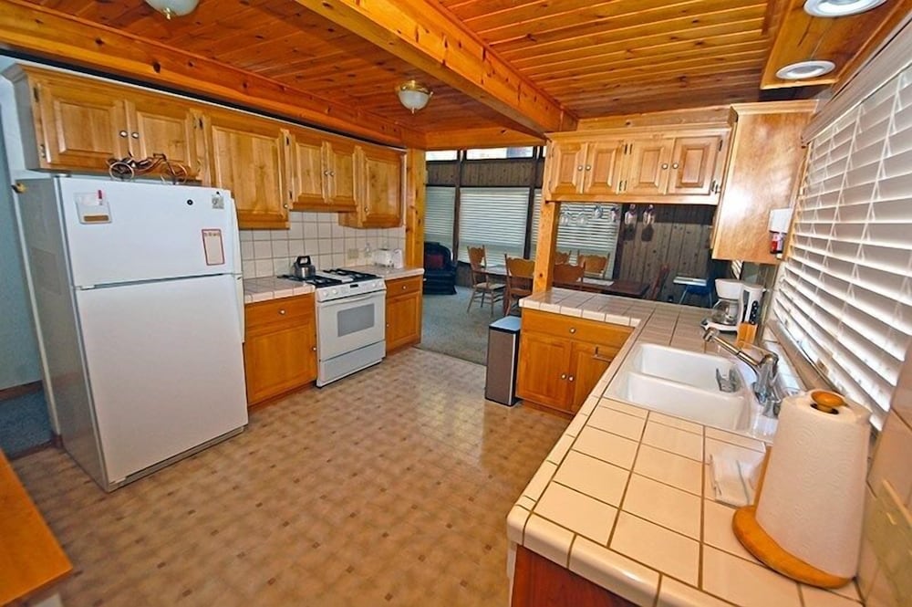 1116 Golden Bear 3 Bedroom Cabin by RedAwning view 4