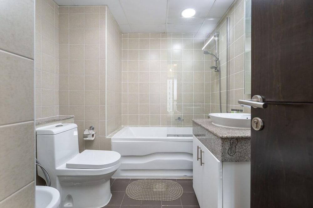 Refined 1BR Retreat in The Point Tower - Marina