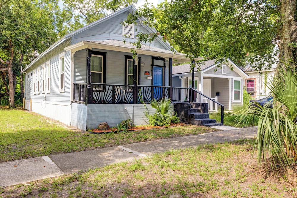 < 1 Mi to Everbank Stadium: Retreat w/ Yard!