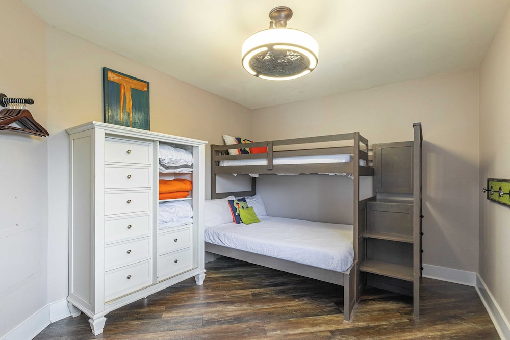 2 Condos, Steps to the Beach Pool+hot Tub, Balcony Lounge Triton & Sea Haven