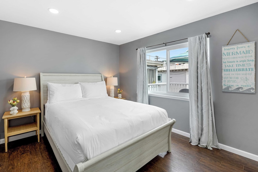 Topside Newport Rooftop Balcony + Ocean Views + Walk to Pier, Marina Village