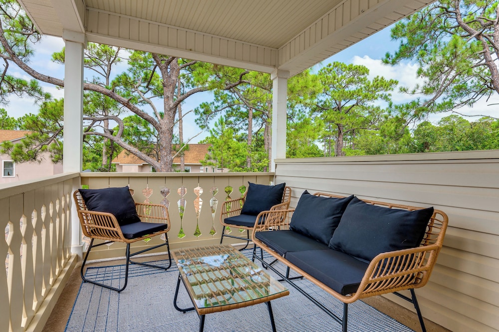 Steps to Bay: Tranquil Navarre Retreat w/ Balcony