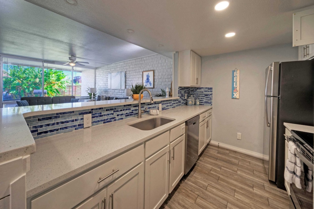 Sleeps 20 3 Condos w/ Beach Access, Pool, Tennis Courts Sea Sands Complex