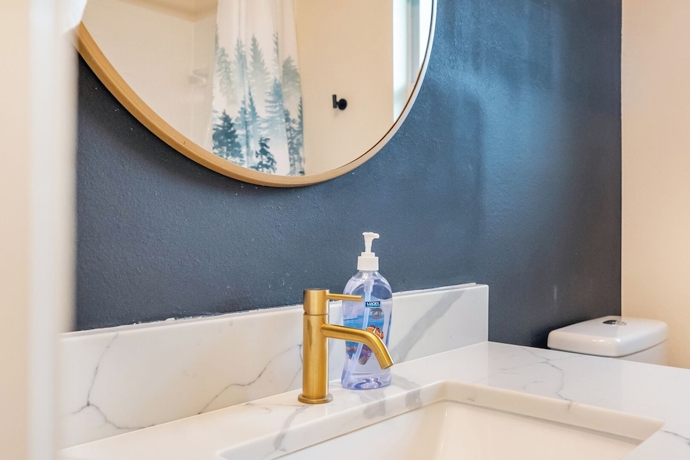 Cozy Queen BR + Pool Access Near Disney