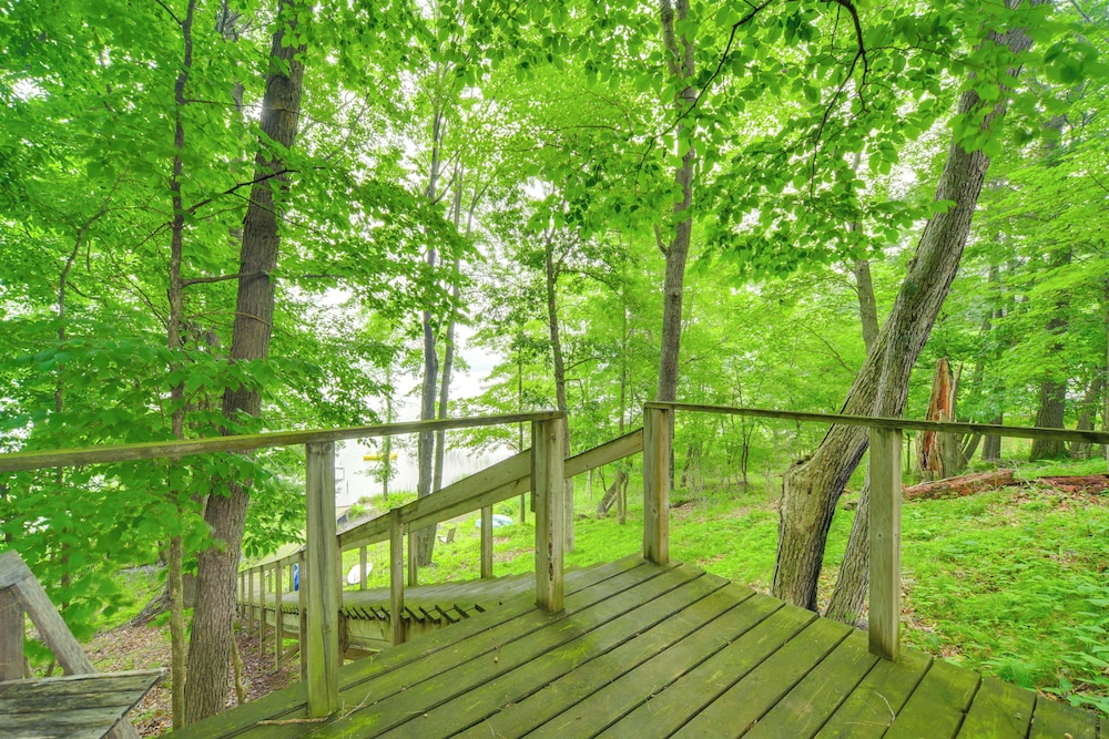 Swim Dock & Game Room: Lakefront Home in Siren!