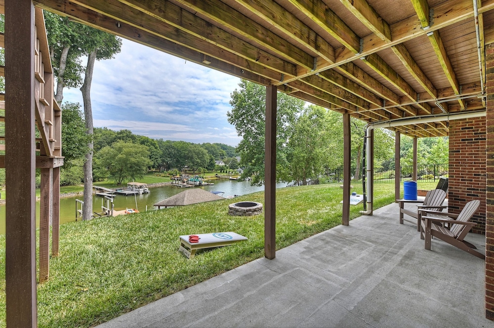 Shades of Summer by Avantstay Gazebo Dock View