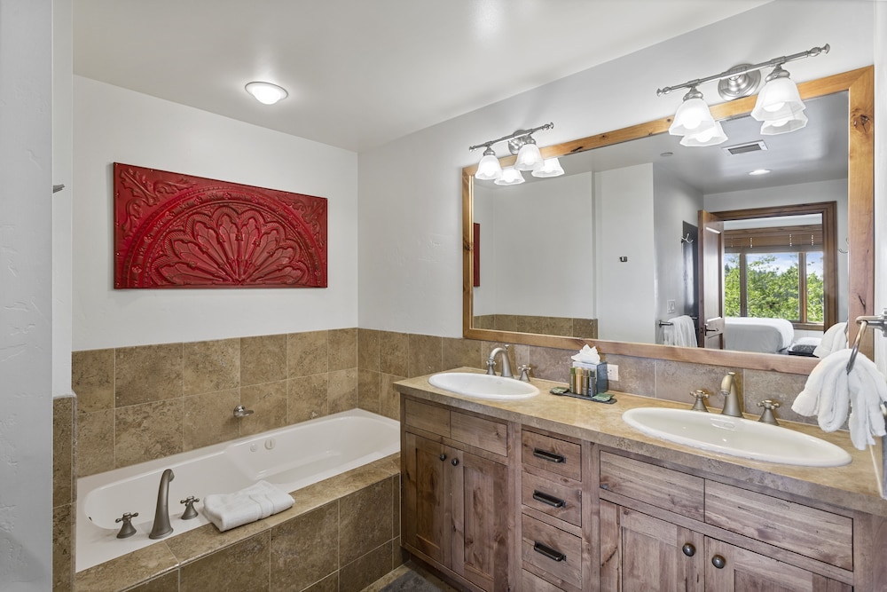 Shooting Star Lodge at Deer Valley Resort - Three Bedroom Deluxe Residence #201 3 Condo