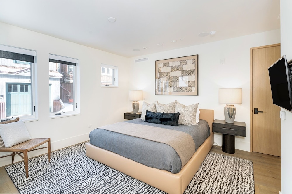 Luxury Stay! 2 Min To Gondola Ski Storage, Sauna, Heated Garage, Gym 4 Bedroom Condo by RedAwning view 5