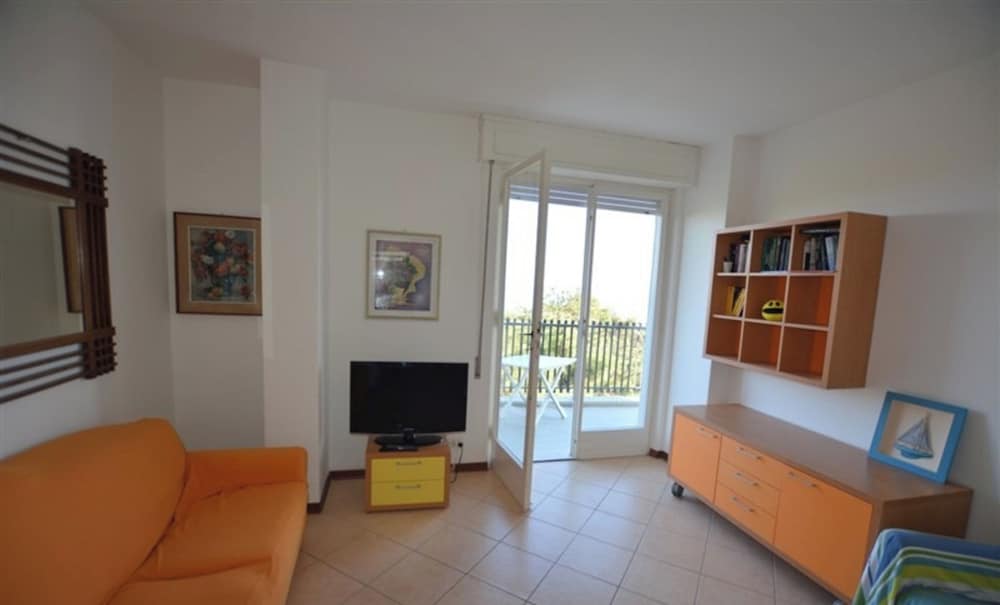 30 mt From the Beach in Lignano Pineta, Lovely Flat for 6 Guests
