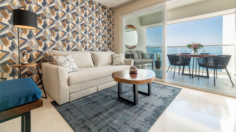 Elegant 1 BR Condo - Beachfront - Pools - King